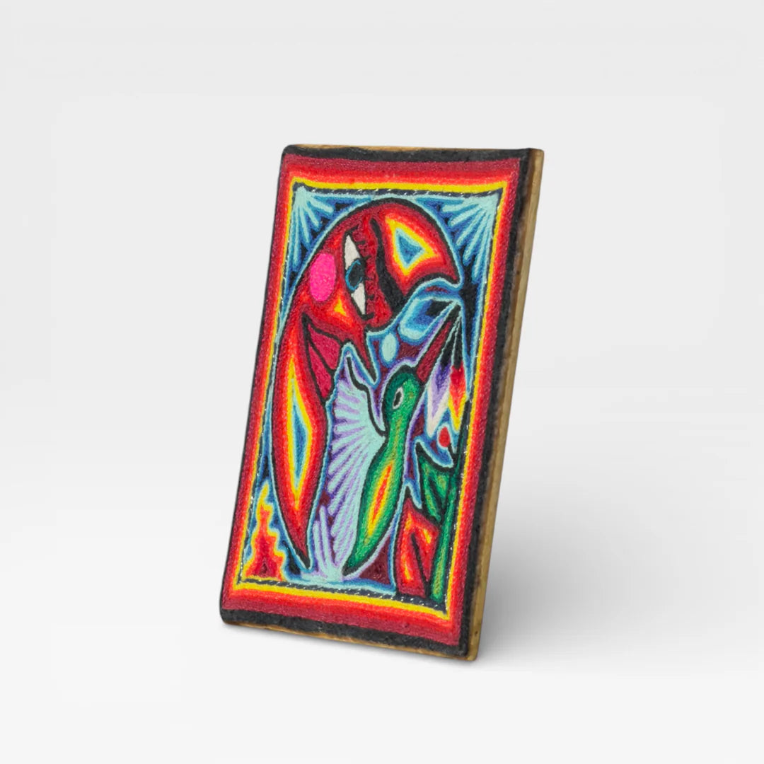 Cuadros Arte Huichol: Ave Roja y Verde con Fondo Azul, Patrón Geométrico