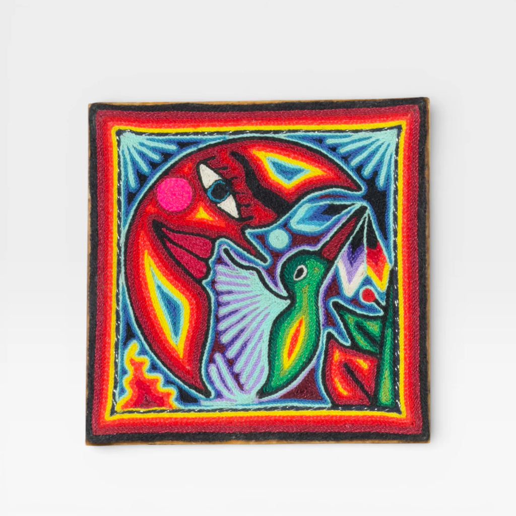 Cuadros Arte Huichol: Ave Roja y Verde con Fondo Azul, Patrón Geométrico