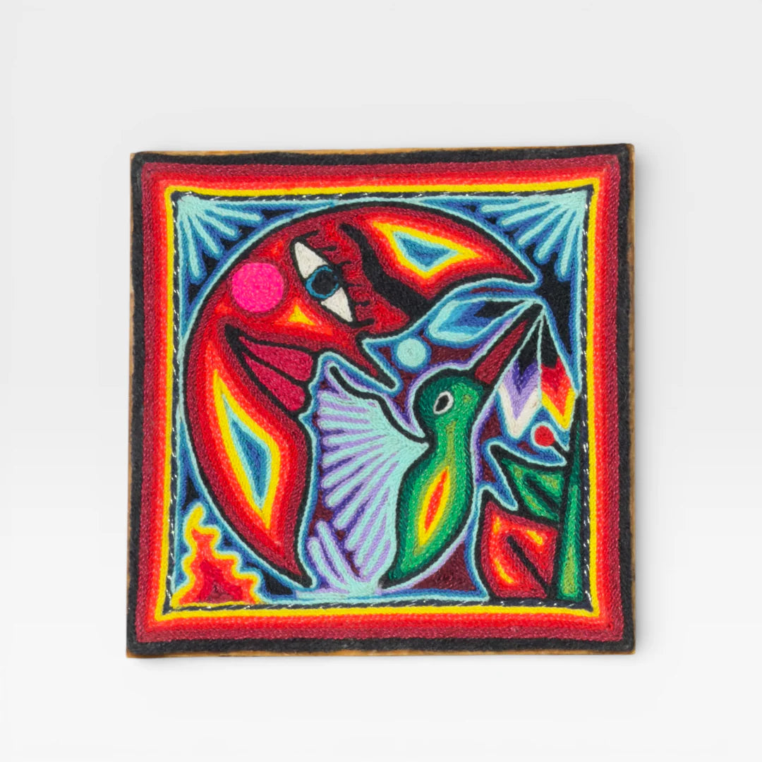 Cuadros Arte Huichol: Ave Roja y Verde con Fondo Azul, Patrón Geométrico