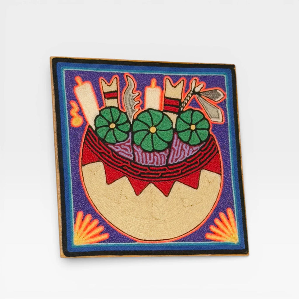 Cuadro Arte Huichol de Chaquira: Vaso Ceremonial Púrpura, Rojo y Verde con Símbolos Rituales
