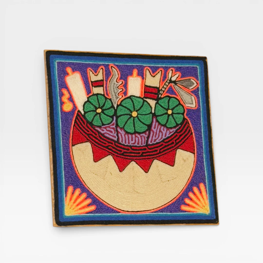 Cuadro Arte Huichol de Chaquira: Vaso Ceremonial Púrpura, Rojo y Verde con Símbolos Rituales