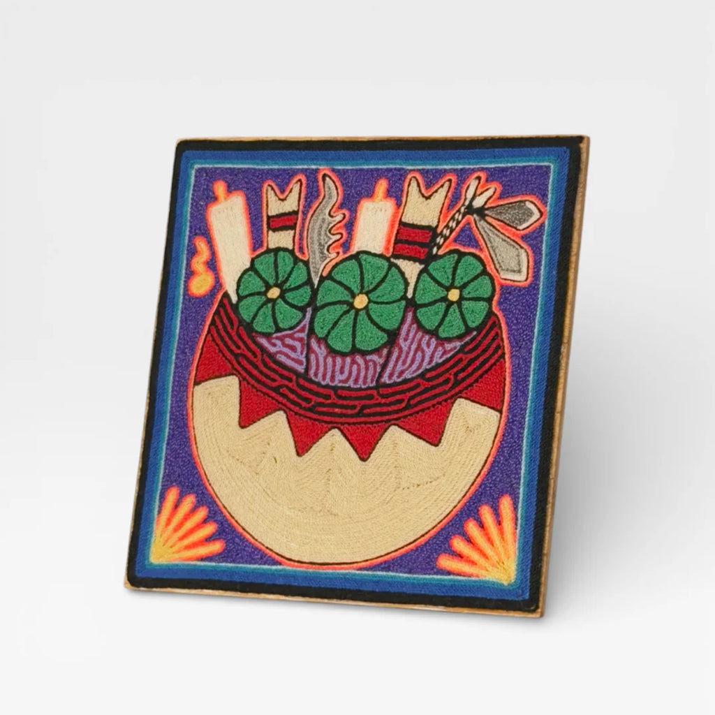 Cuadro Arte Huichol de Chaquira: Vaso Ceremonial Púrpura, Rojo y Verde con Símbolos Rituales