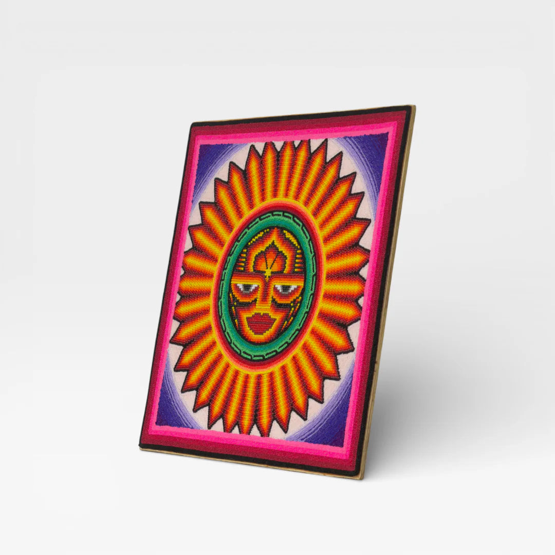 Cuadro Arte Huichol de Chaquira: Rostro Solar Amarillo Naranja Fucsia, Diseño Radiante
