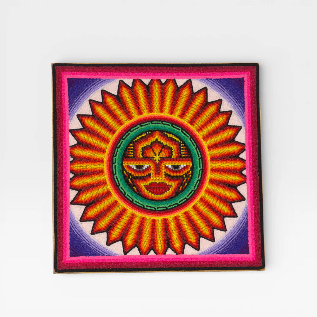 Cuadro Arte Huichol de Chaquira: Rostro Solar Amarillo Naranja Fucsia, Diseño Radiante