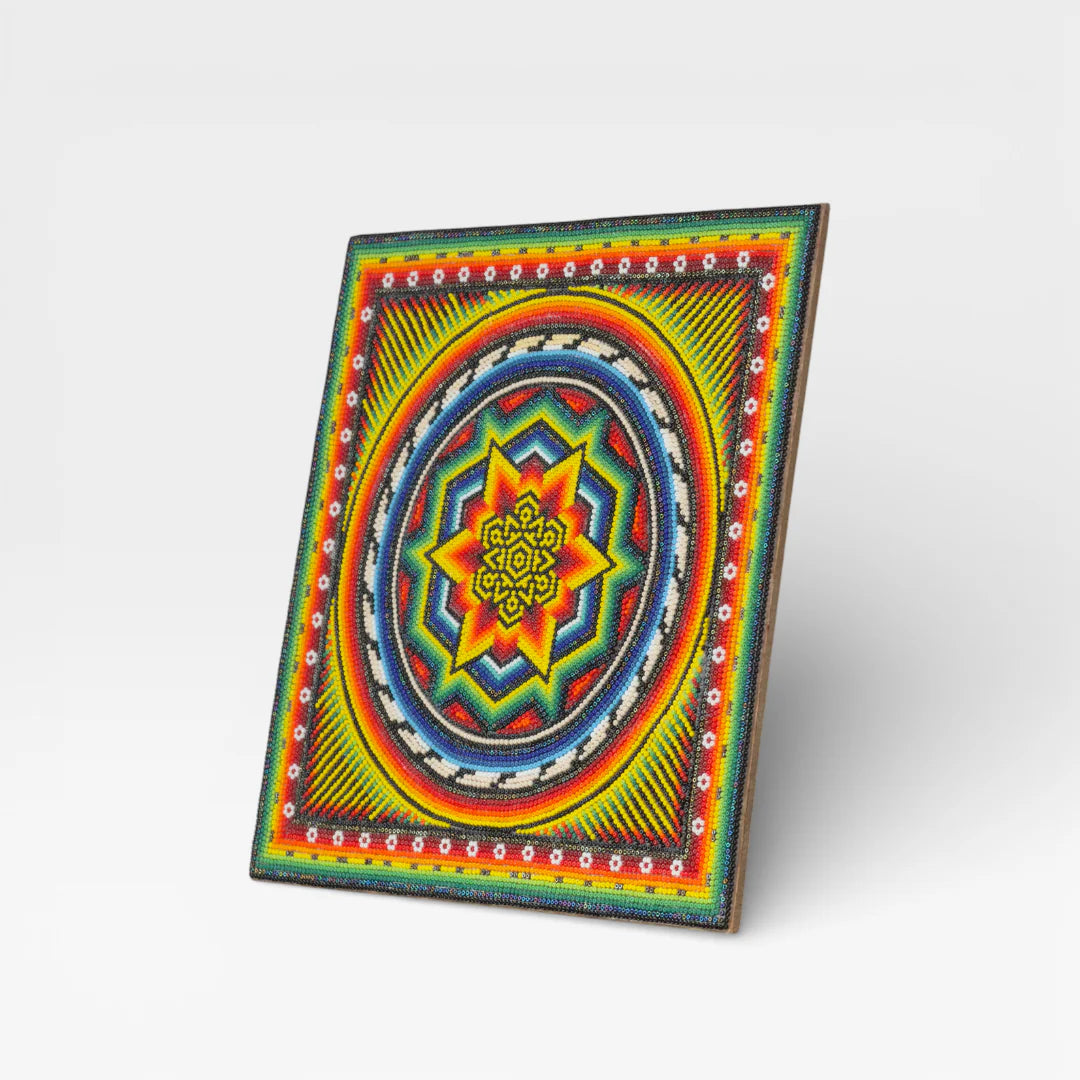 Cuadro Arte Huichol Chaquira: Amarillo, Rojo, Azul, Patrón Mandala Geométrico