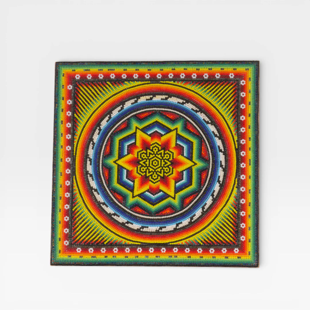 Cuadro Arte Huichol Chaquira: Amarillo, Rojo, Azul, Patrón Mandala Geométrico