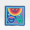 Cuadro de Arte Huichol de Chaquira: Diseño Simbólico Azul, Púrpura y Verde