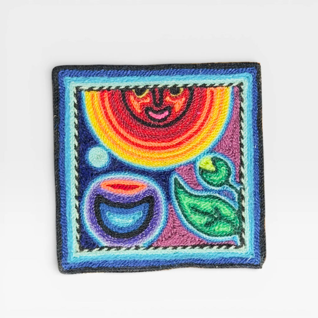 Cuadro de Arte Huichol de Chaquira: Diseño Simbólico Azul, Púrpura y Verde