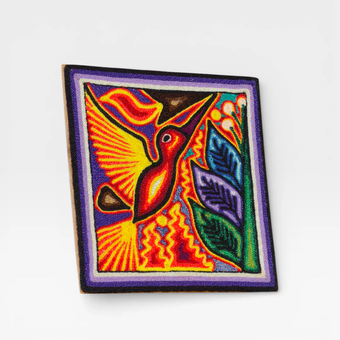 Cuadro Arte Huichol Wixárika: Colibrí Rojo, Amarillo y Azul Patrón Geométrico