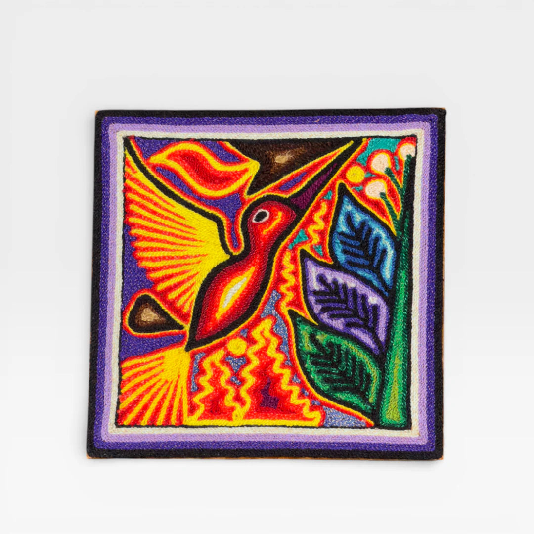 Cuadro de Chaquira Huichol: Colibrí Rojo Amarillo Violeta con Patrón de Hojas y Ondas