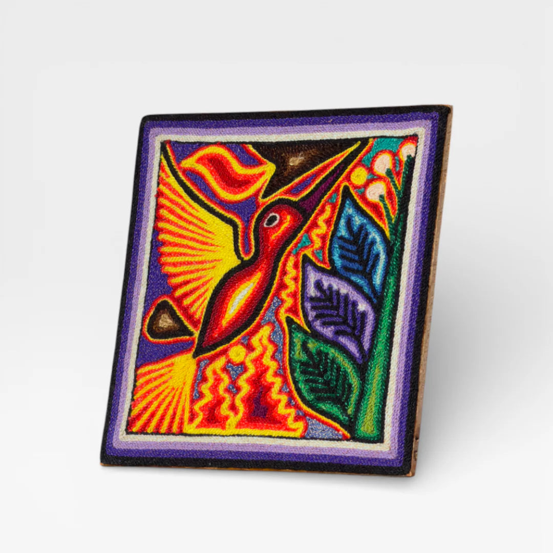 Cuadro de Chaquira Huichol: Colibrí Rojo Amarillo Violeta con Patrón de Hojas y Ondas