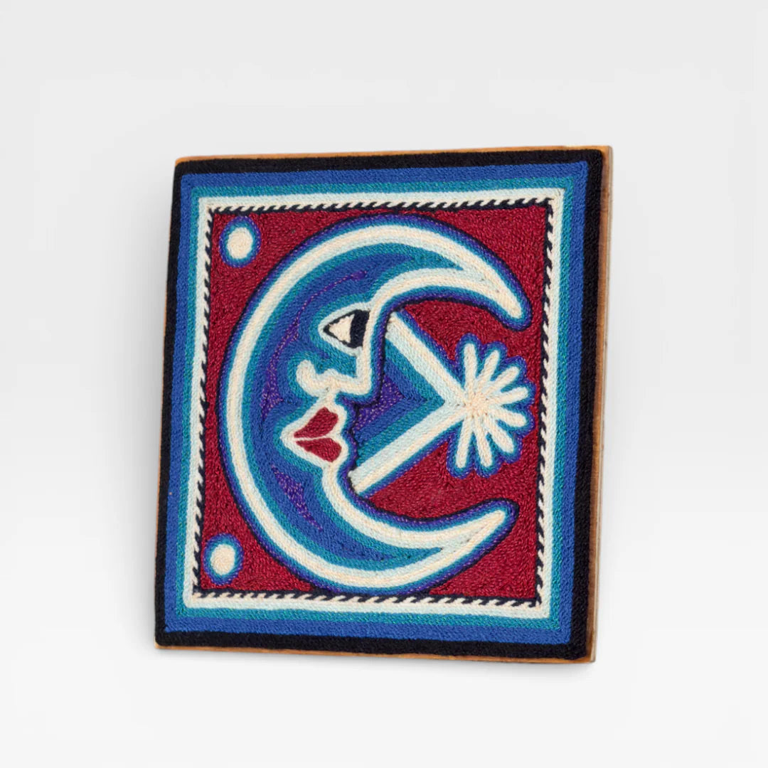 Cuadro de Arte Huichol con Chaquira: Luna Azul y Blanca sobre Fondo Rojo Geométrico