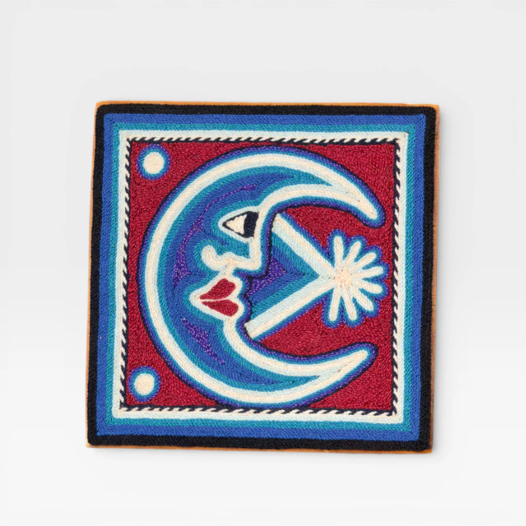 Cuadro de Arte Huichol con Chaquira: Luna Azul y Blanca sobre Fondo Rojo Geométrico
