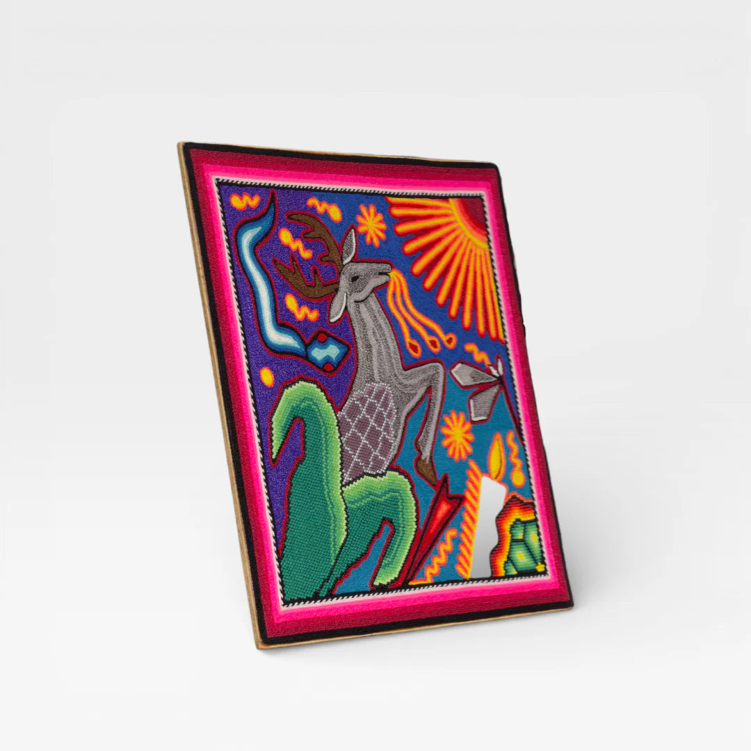 Cuadro de Chaquira Huichol: Venado Gris, Patrón Geométrico, Azul Intenso y Sol Naranja