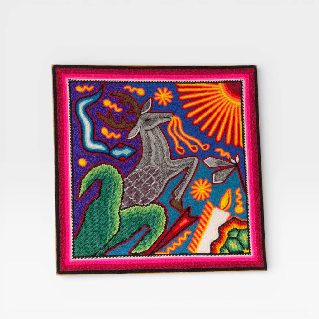 Cuadro de Chaquira Huichol: Venado Gris, Patrón Geométrico, Azul Intenso y Sol Naranja