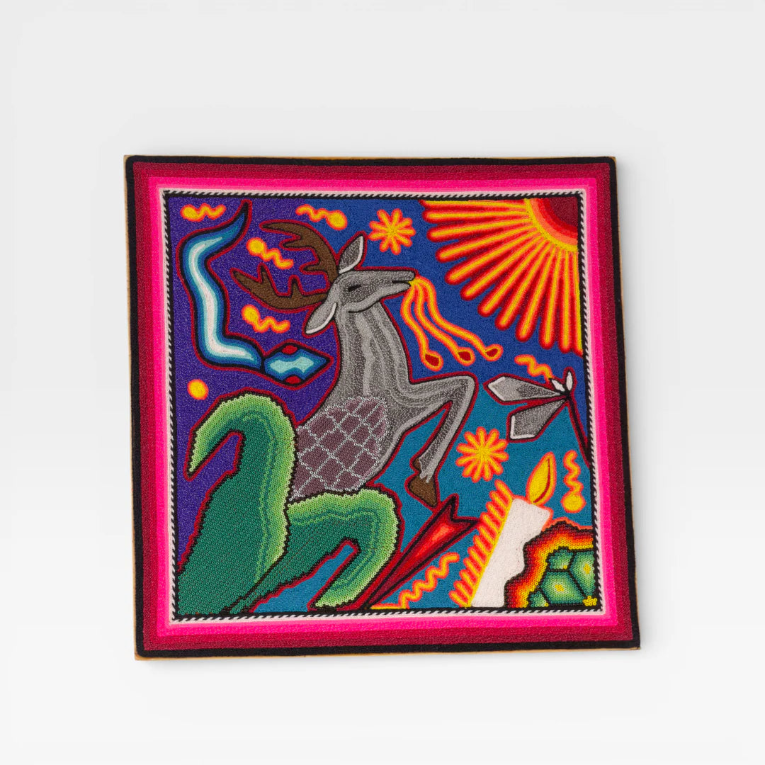 Cuadro de Chaquira Huichol: Venado Gris, Patrón Geométrico, Azul Intenso y Sol Naranja