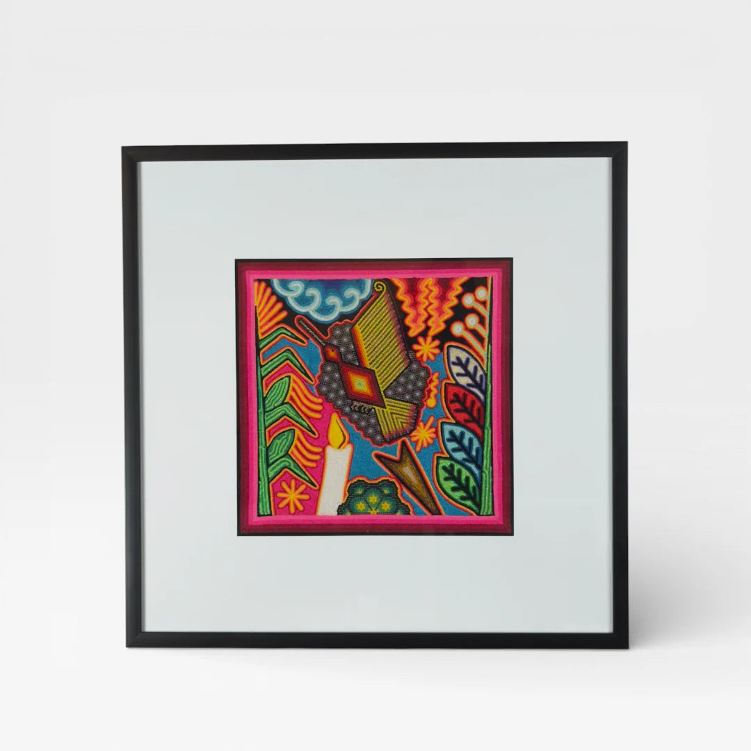 Cuadro de Arte Huichol de Chaquira: Pájaro Mágico Fucsia, Azul, Verde con Patrones Geométricos