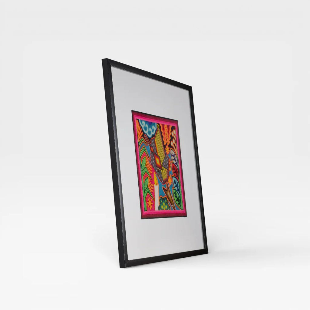 Cuadro de Arte Huichol de Chaquira: Pájaro Mágico Fucsia, Azul, Verde con Patrones Geométricos