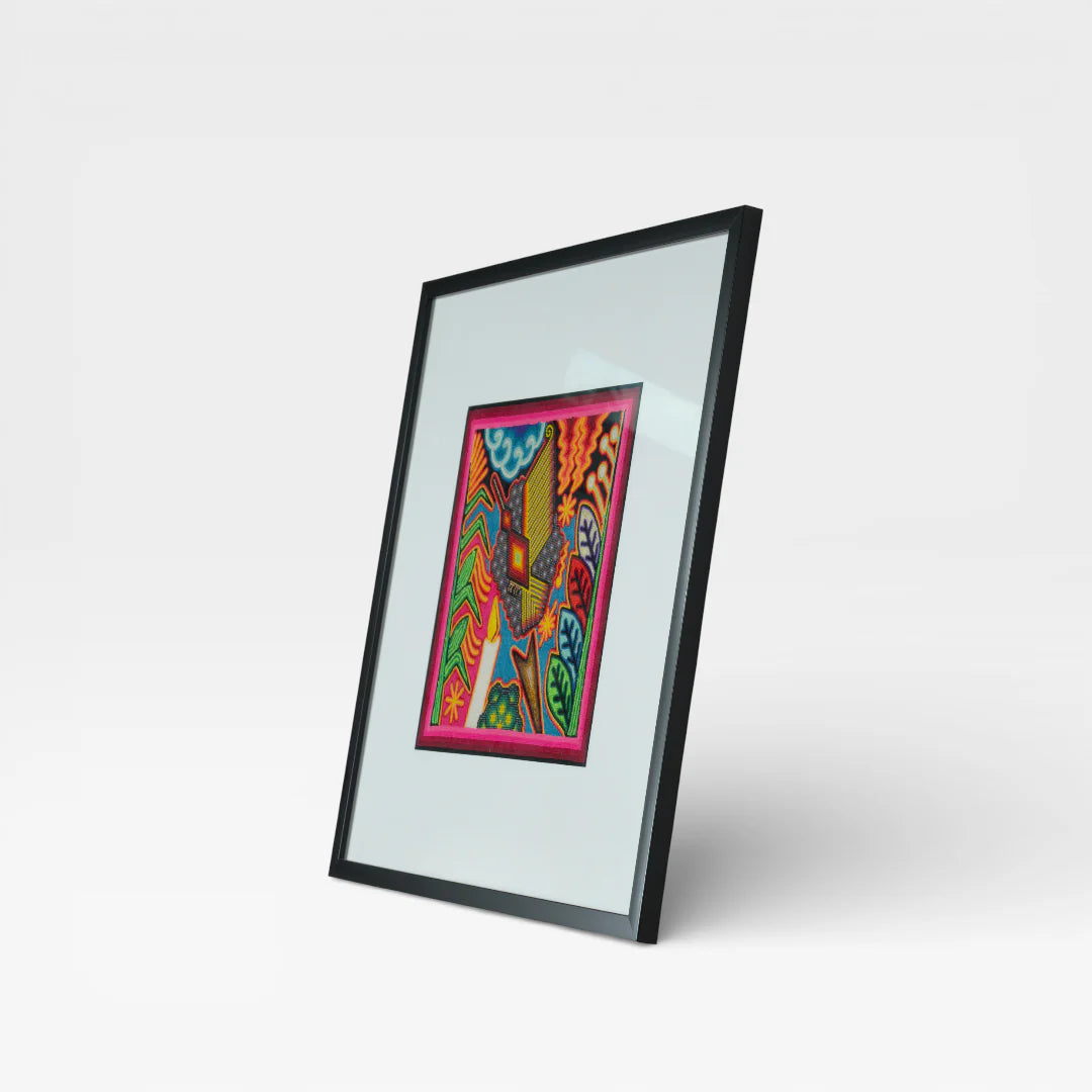 Cuadro de Arte Huichol de Chaquira: Pájaro Mágico Fucsia, Azul, Verde con Patrones Geométricos