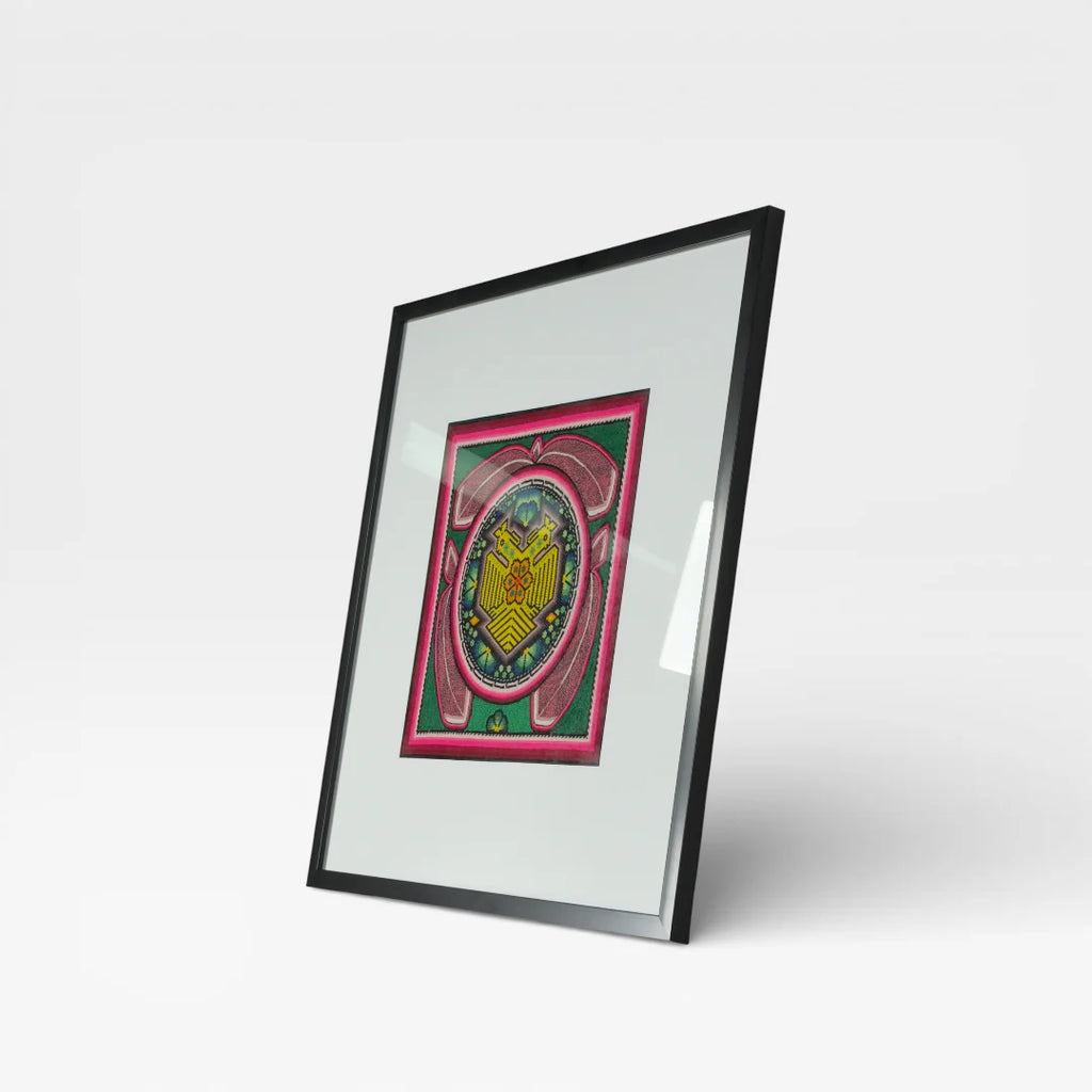 Cuadro Arte Huichol: Águila de Chaquira Verde Bosque, Magenta y Oro con Patrones Geométricos