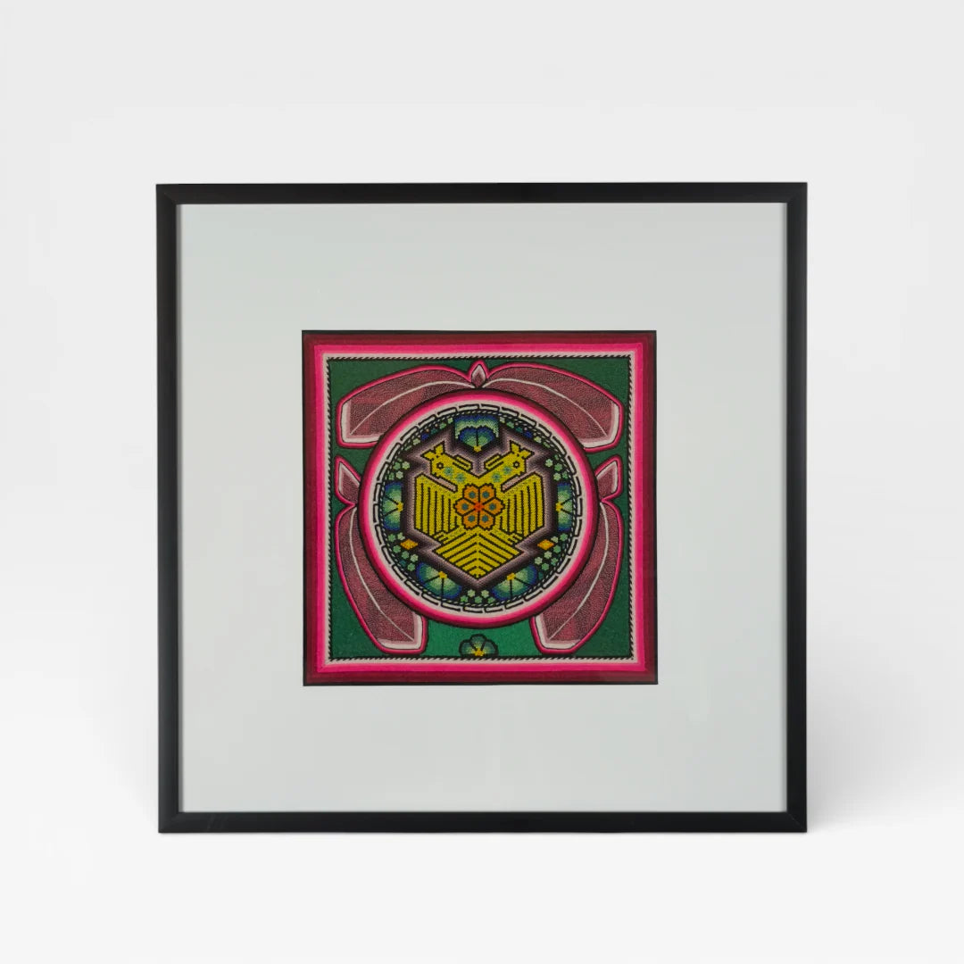 Cuadro Arte Huichol: Águila de Chaquira Verde Bosque, Magenta y Oro con Patrones Geométricos