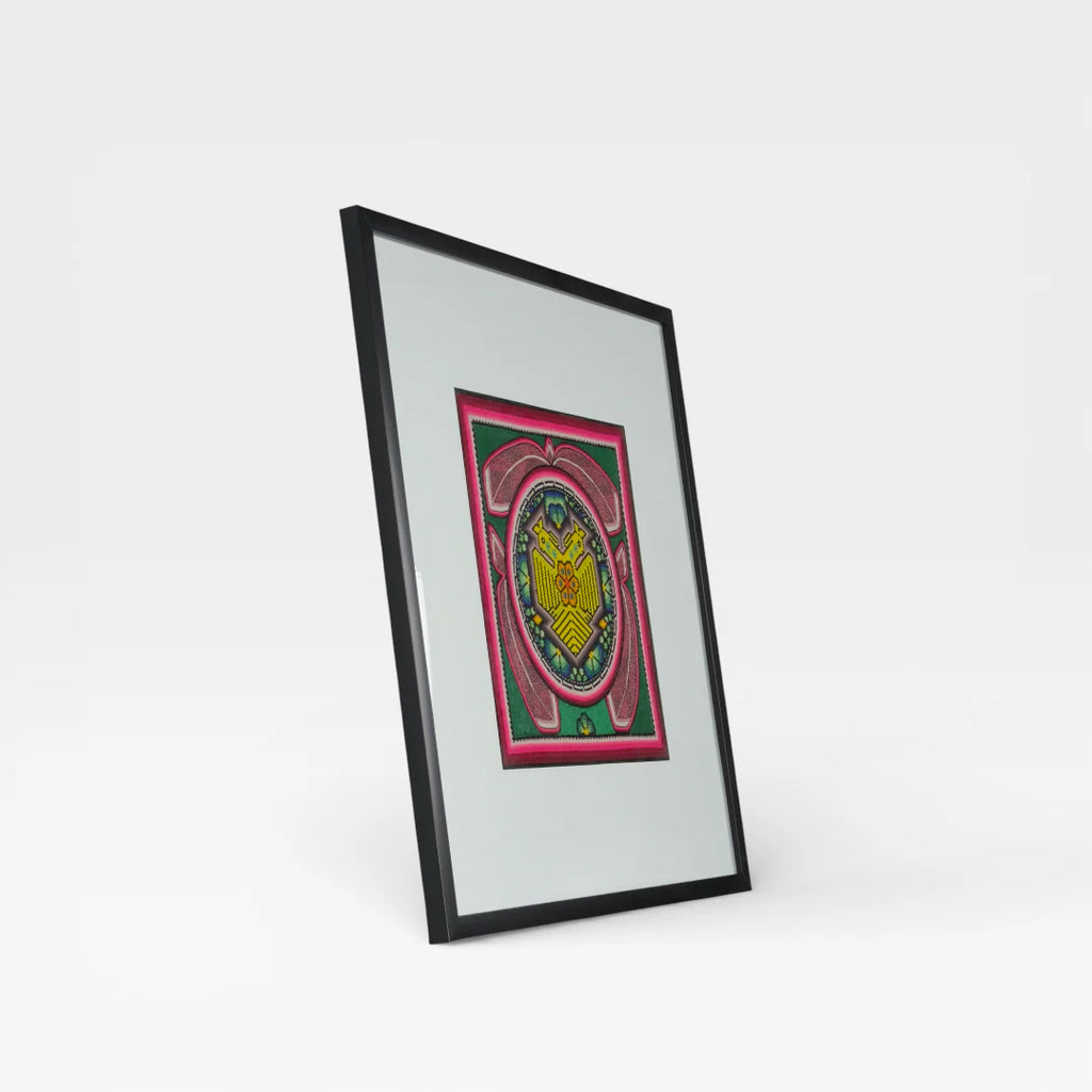 Cuadro Arte Huichol: Águila de Chaquira Verde Bosque, Magenta y Oro con Patrones Geométricos