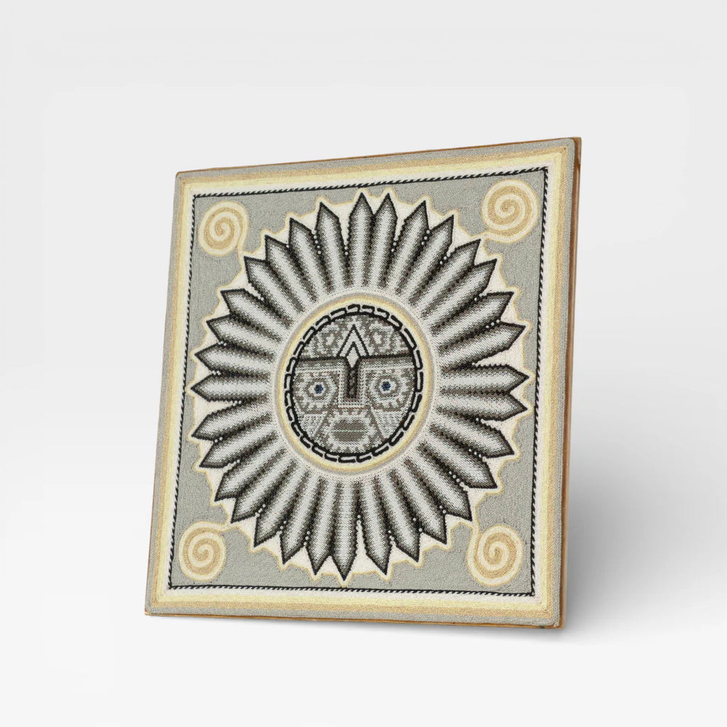 Cuadro de Arte Huichol: Sol Radiante Gris, Negro y Beige Patrón Geométrico