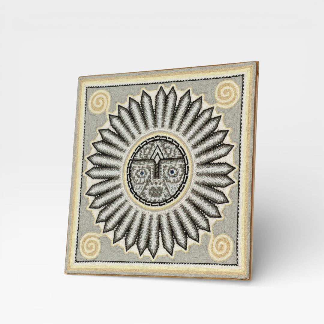 Cuadro de Arte Huichol: Sol Radiante Gris, Negro y Beige Patrón Geométrico