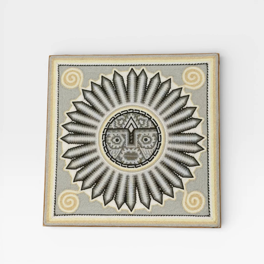 Cuadro de Arte Huichol: Sol Radiante Gris, Negro y Beige Patrón Geométrico