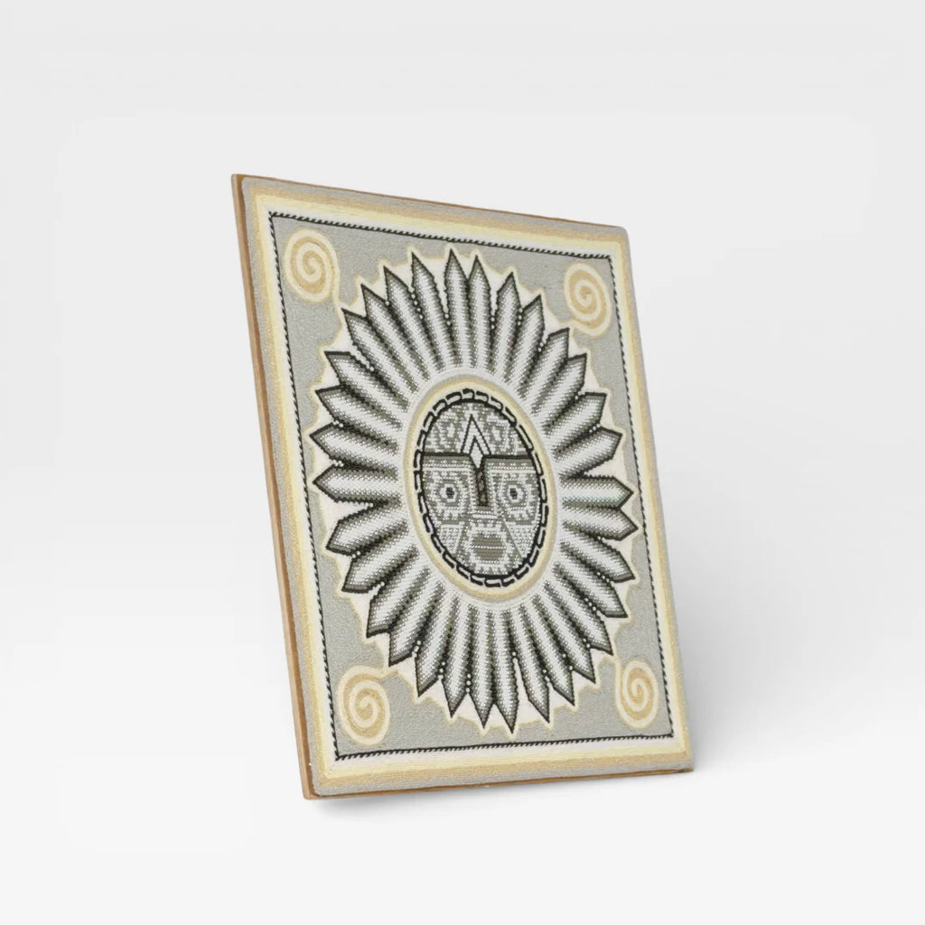 Cuadro de Arte Huichol: Sol Radiante Gris, Negro y Beige Patrón Geométrico