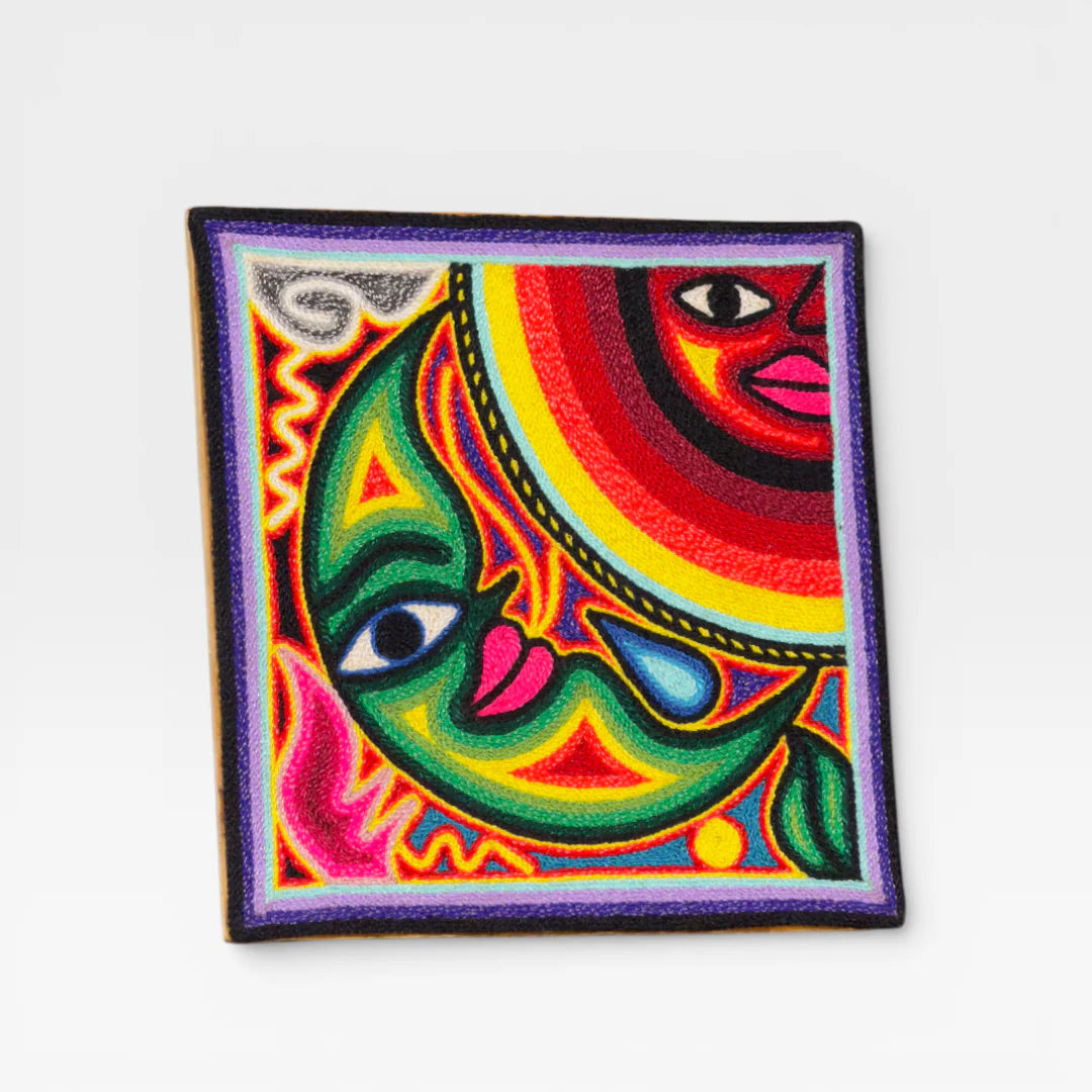 Cuadro de Chaquira Huichol: Sol y Luna Verde, Rojo, Amarillo, Patrón Cósmico Vibrante