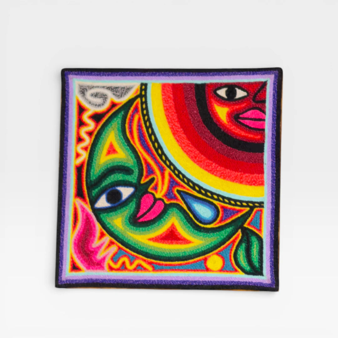 Cuadro de Chaquira Huichol: Sol y Luna Verde, Rojo, Amarillo, Patrón Cósmico Vibrante