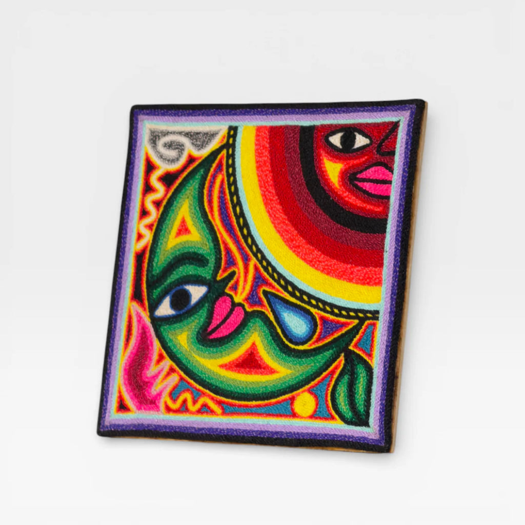 Cuadro de Chaquira Huichol: Sol y Luna Verde, Rojo, Amarillo, Patrón Cósmico Vibrante