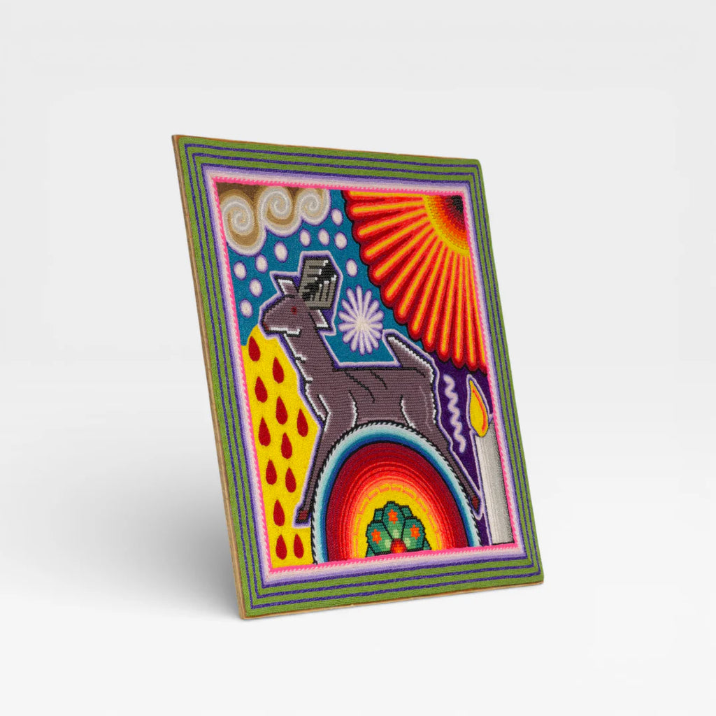 Cuadro de Chaquira Huichol: Venado, Arte Wixárika Patrón Geométrico azul, rojo y amarillo.