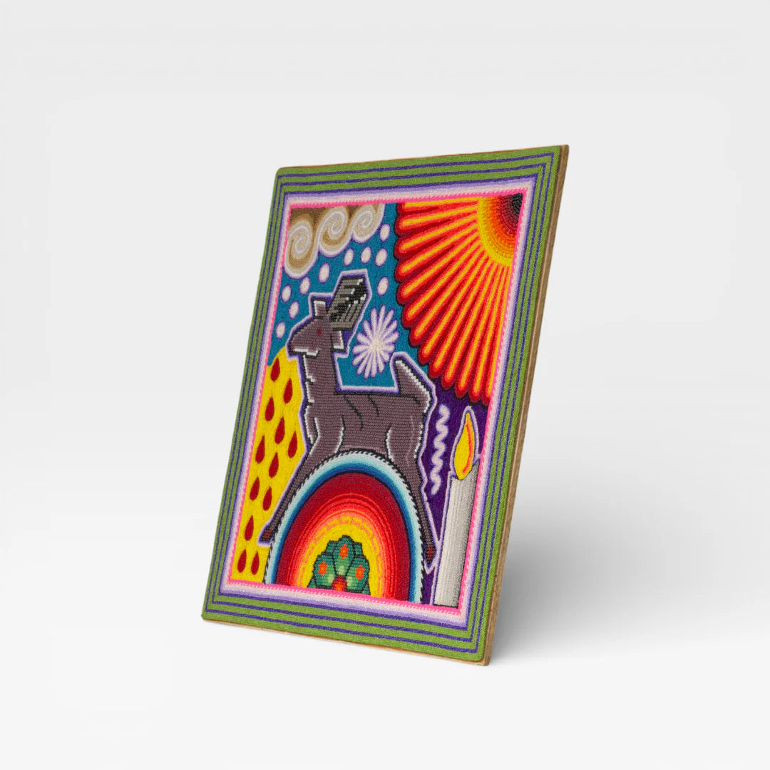Cuadro de Chaquira Huichol: Venado, Arte Wixárika Patrón Geométrico azul, rojo y amarillo.
