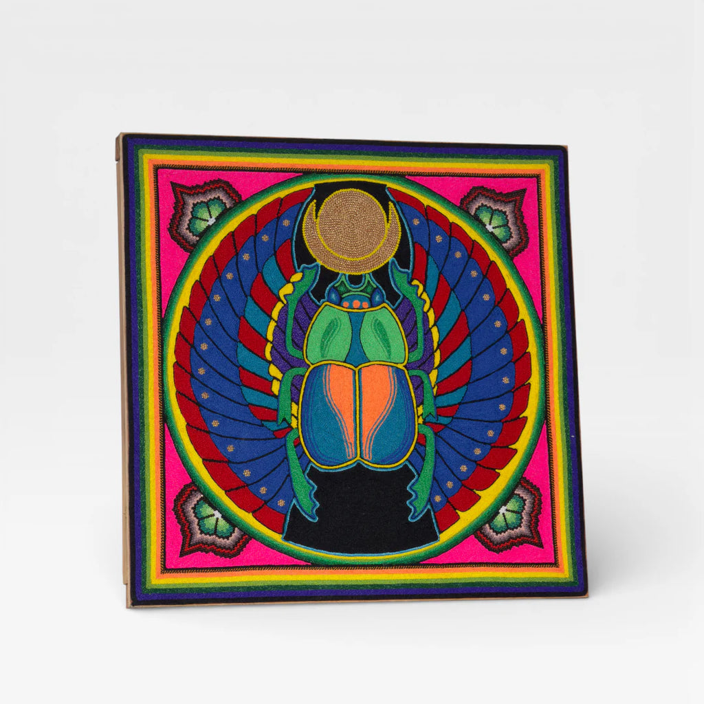 Cuadro Arte Wixárika de Chaquira: Escarabajo Alado Azul Rey y Fucsia Patrón Geométrico