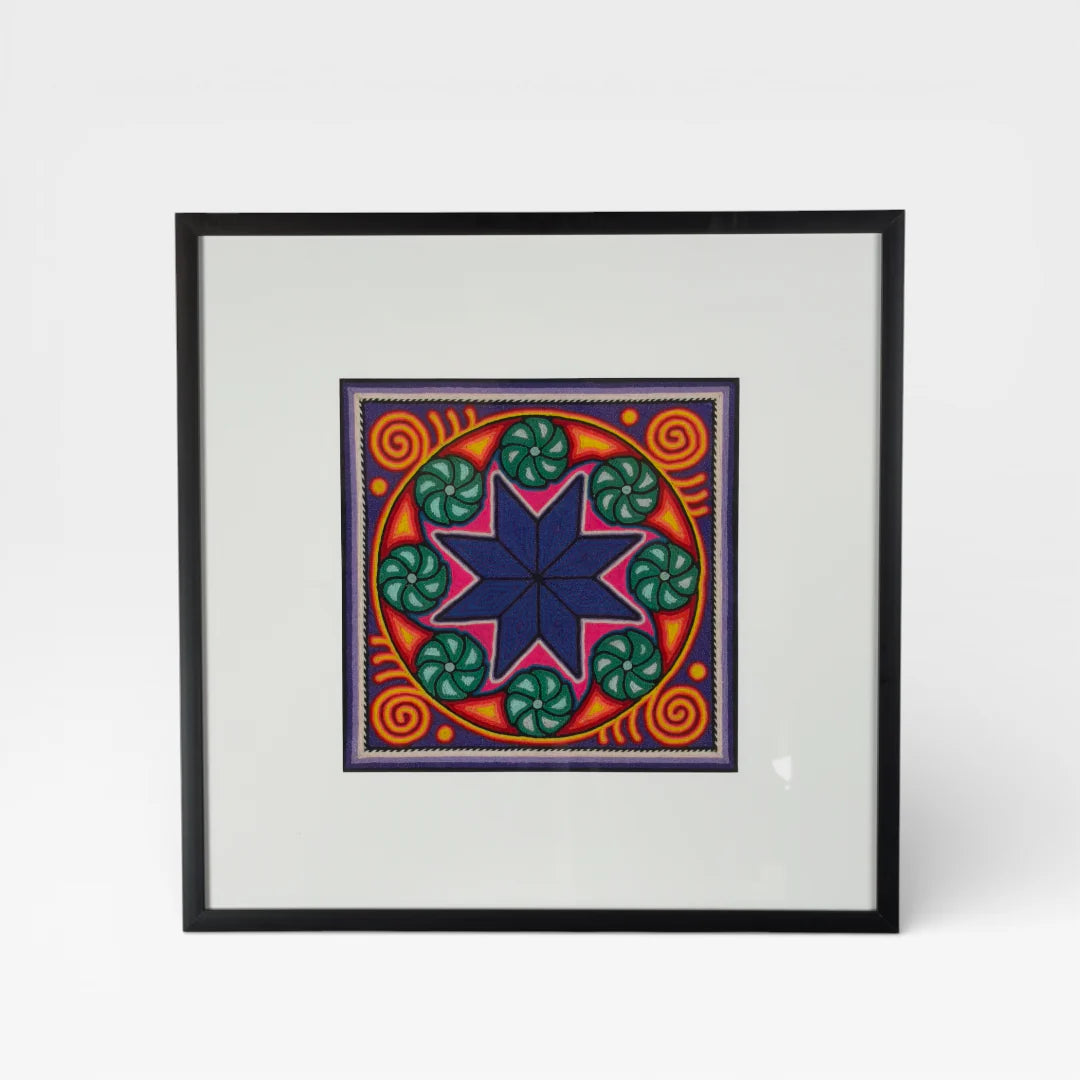 Cuadro Arte Huichol: Estrella Azul, Rosa y Morado con Patrón Geométrico de Chaquira