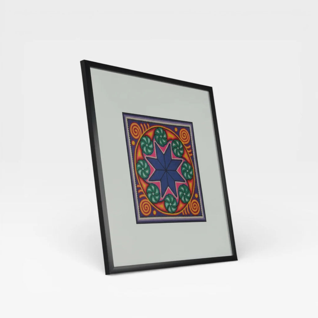 Cuadro Arte Huichol: Estrella Azul, Rosa y Morado con Patrón Geométrico de Chaquira