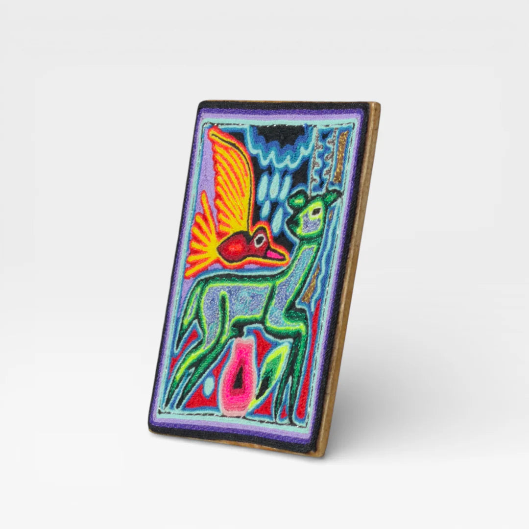 Cuadro de Chaquira Huichol: Venado y Ave, Arte Azul, Verde y Naranja Geométrico