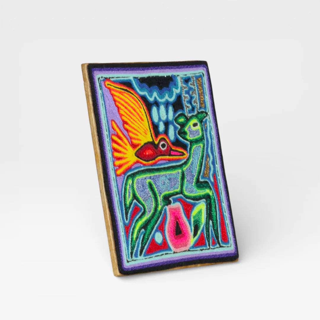 Cuadro de Chaquira Huichol: Venado y Ave, Arte Azul, Verde y Naranja Geométrico