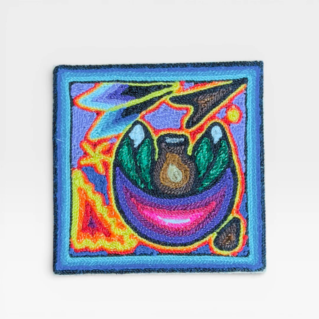 Cuadro de Chaquira Huichol: Ofrenda Ceremonial Azul, Morado y Verde con Patrón Simbólico