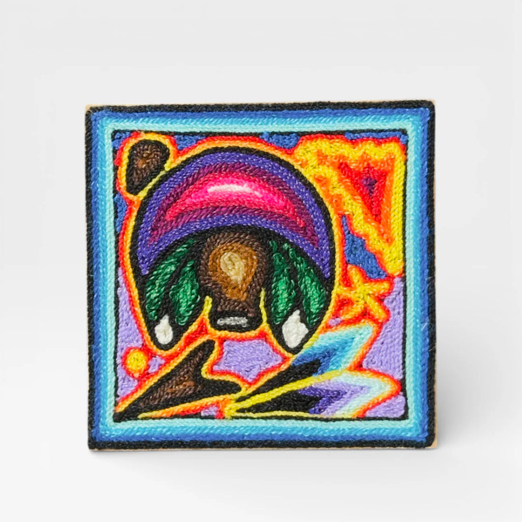 Cuadro de Chaquira Huichol: Ofrenda Ceremonial Azul, Morado y Verde con Patrón Simbólico