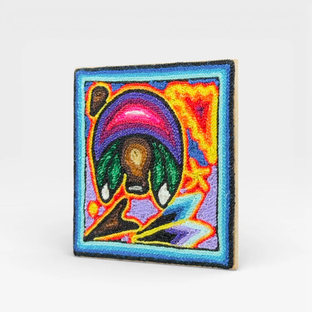 Cuadro de Chaquira Huichol: Ofrenda Ceremonial Azul, Morado y Verde con Patrón Simbólico