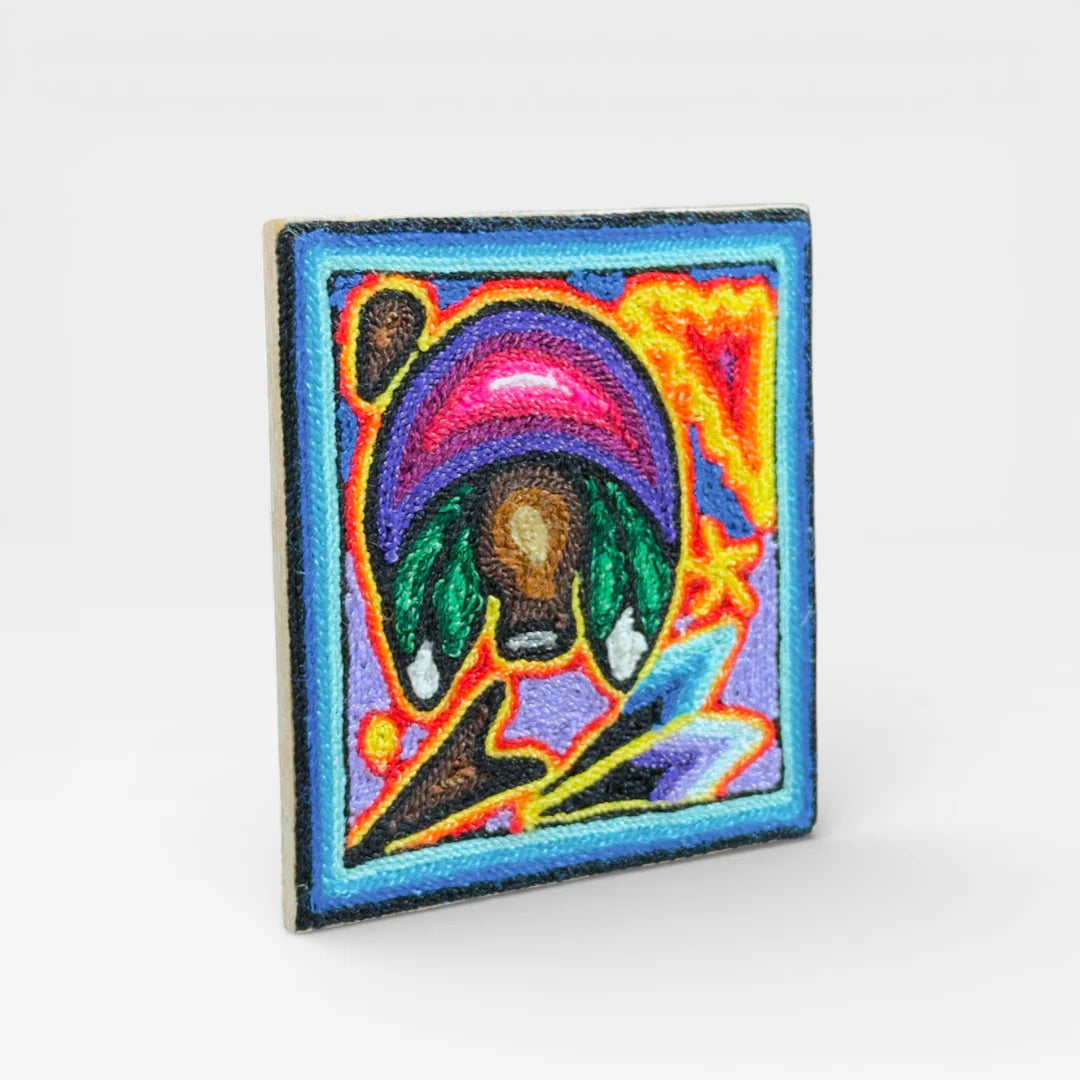 Cuadro de Chaquira Huichol: Ofrenda Ceremonial Azul, Morado y Verde con Patrón Simbólico