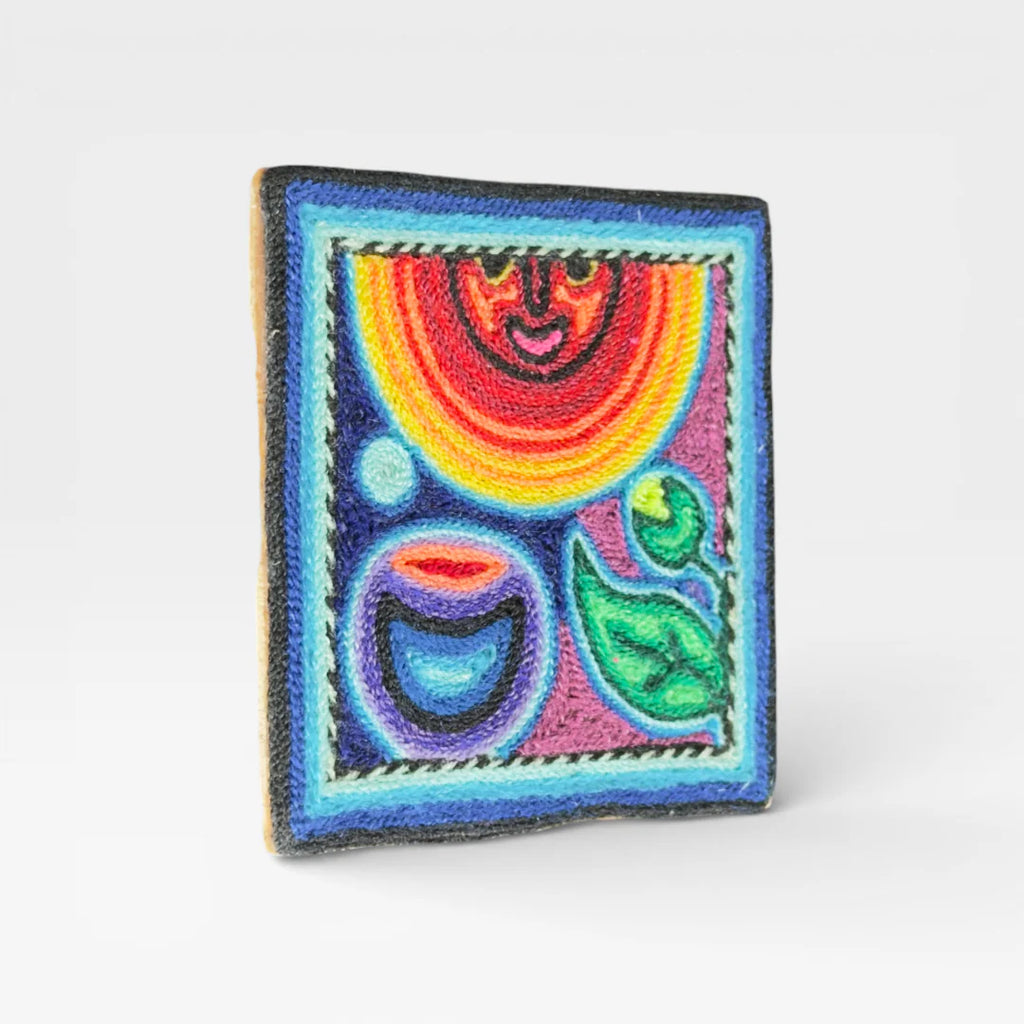 Cuadro de Arte Huichol con Chaquira: Sol Simbólico Azul, Rojo y Rosa