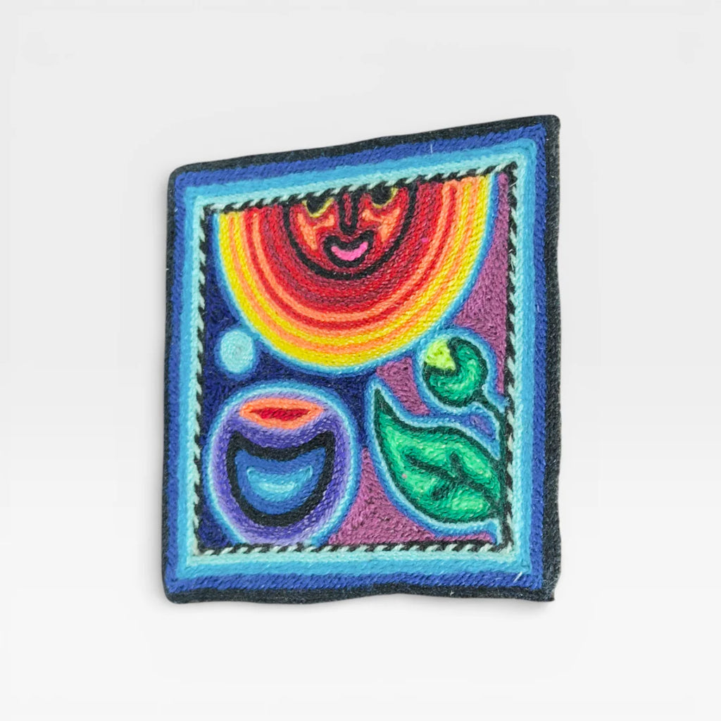 Cuadro de Arte Huichol con Chaquira: Sol Simbólico Azul, Rojo y Rosa