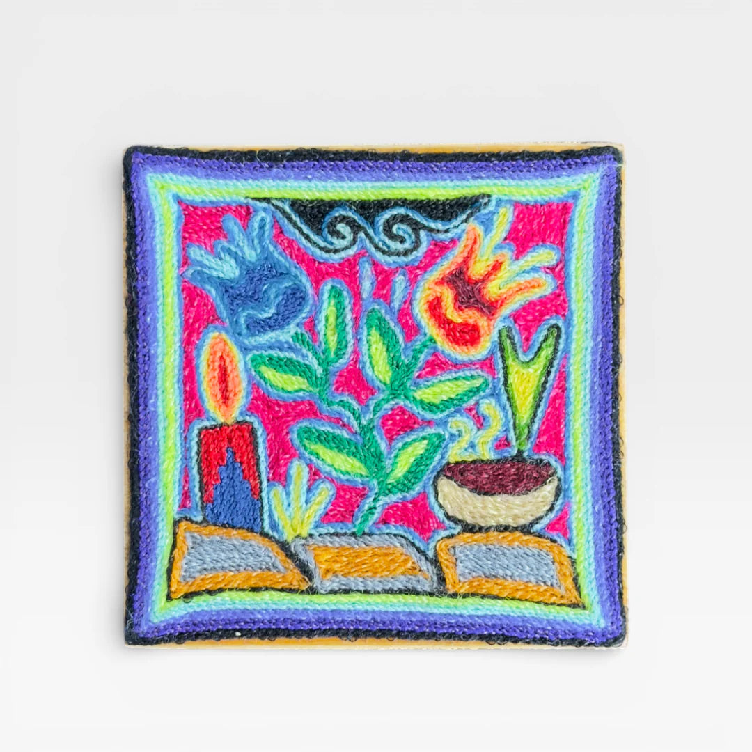 Cuadros de Arte Wixárika: Escena Ritual Rosa Fucsia, Azul y Verde con Veladora