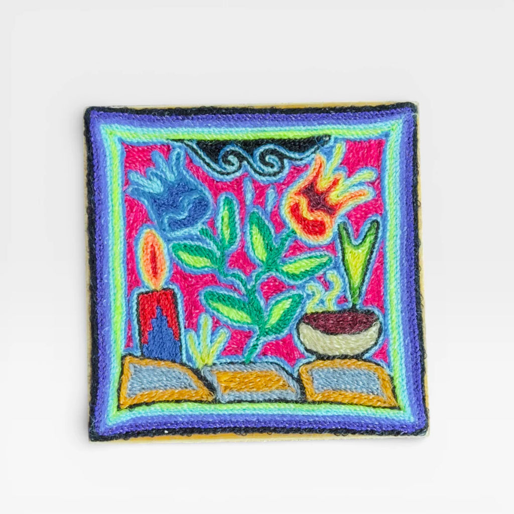 Cuadros de Arte Wixárika: Escena Ritual Rosa Fucsia, Azul y Verde con Veladora