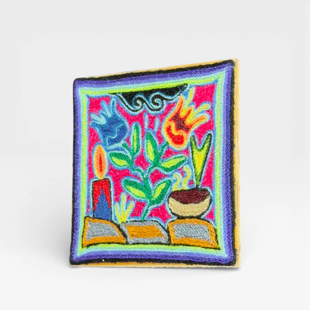 Cuadros de Arte Wixárika: Escena Ritual Rosa Fucsia, Azul y Verde con Veladora