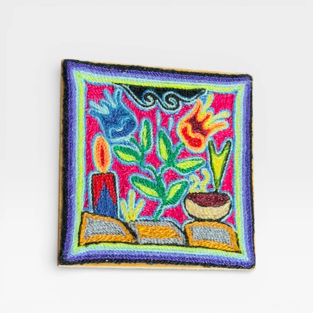 Cuadros de Arte Wixárika: Escena Ritual Rosa Fucsia, Azul y Verde con Veladora